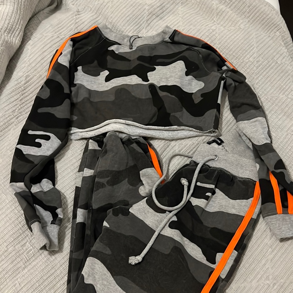 Pretty little thing matching sweatsuit